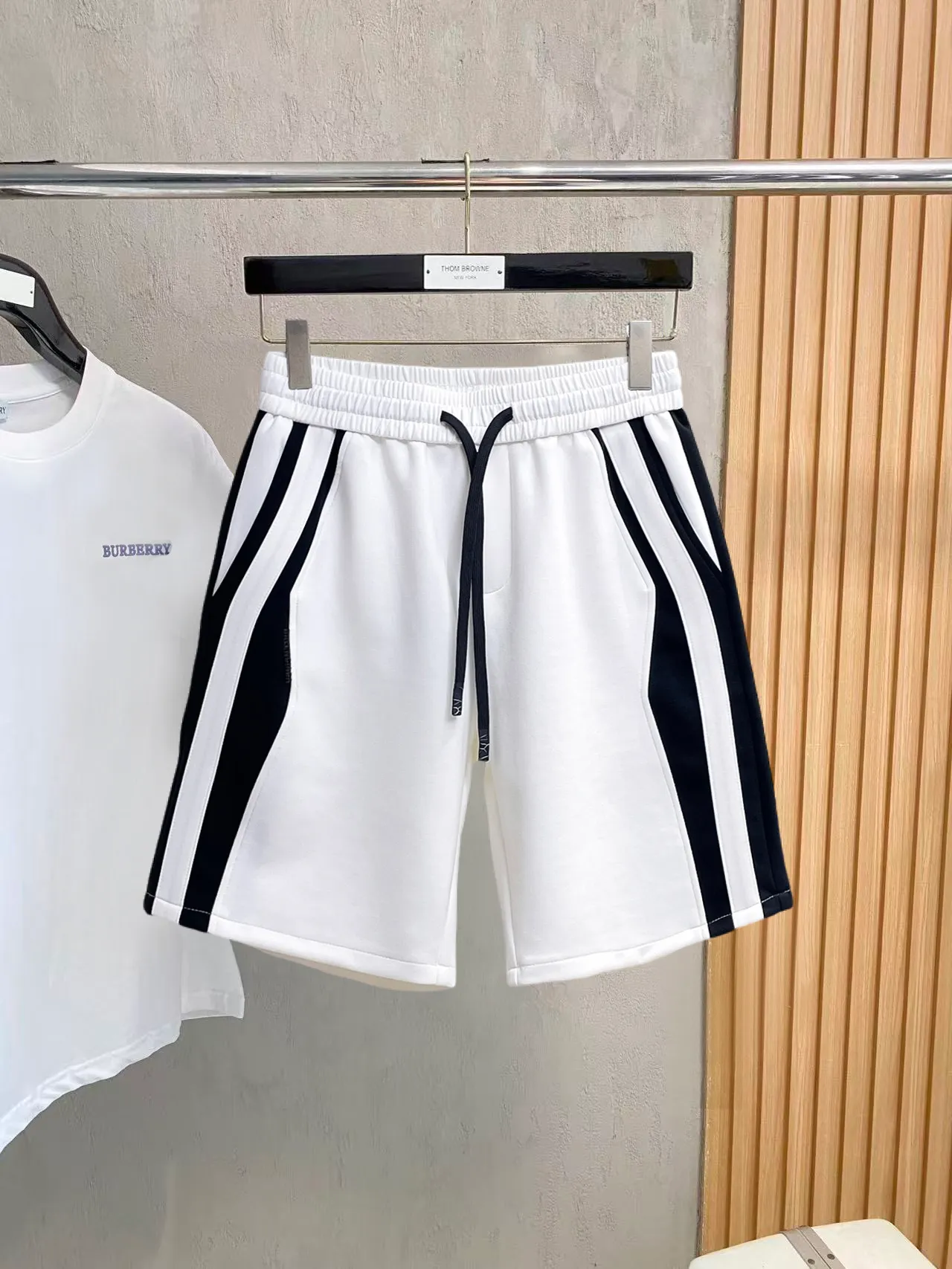 Balenciaga's three-standard complete 2026 summer New Arrival men's casual shorts, advanced custom-made Breathable fabric, Breathable fabric, extremely stretchy and comfortable, impeccable details, top-grade accessories, original logo design concept, delicate and soft feel! The upper body fit is awesome! Size: M-XXXL Please state your height and weight when ordering